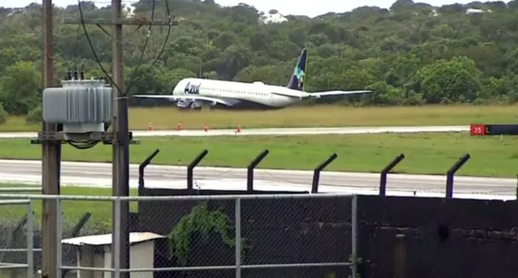 AVIÃO PERDE CONTROLE SAI DA PISTA DURANTE POUSO E VAI PARAR EM ÁREA DE