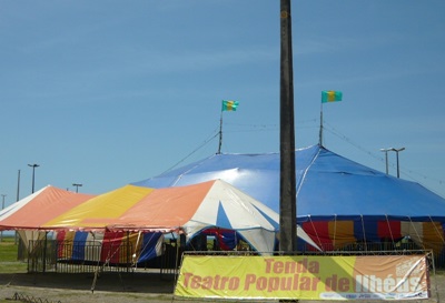 Atrações da tenda movimentam a Avenida Soares Lopes.