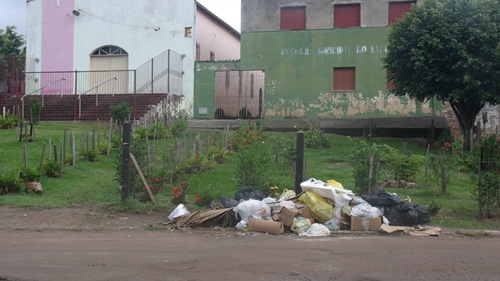Aviso à secretaria de desenvolvimento urbano de Ilhéus: apesar de anunciada a retomada da coleta de lixo na cidade, moradores da Rua do Cano, Salobrinho e Iguape, assim como toda a região norte, ainda sofrem com o acúmulo de lixo nas ruas. Foto enviada por leitor.