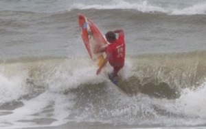 Formação das ondas agradou os surfistas.