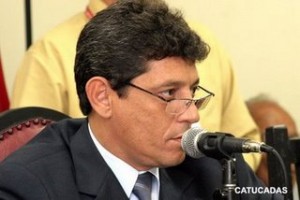 Vereador ilheense denunciou descaso da prefeitura com a educação.