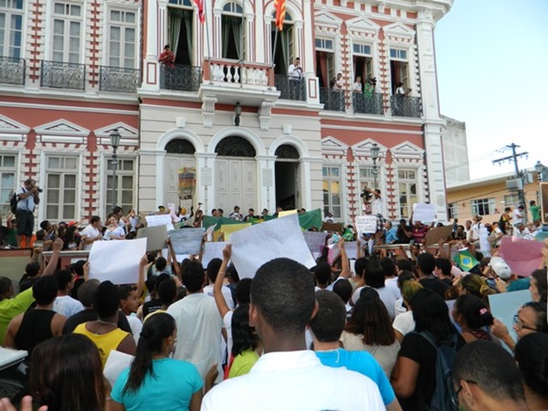 Manifestantes em frente ao Paranaguá.
