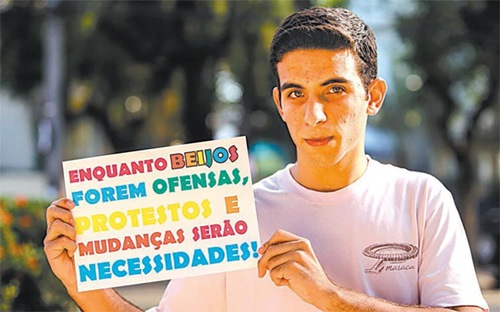 João Pedro Teixeira organiza protesto para criticar posição da igreja sobre relações gays.