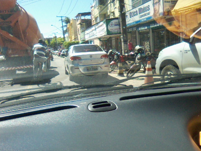 Carro estacionado em local indevido, prejudicando o fluxo do trânsito. Foto: Danilo Matos. 