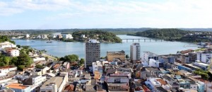  Apesar de a chuva ter caído com forte intensidade na maior parte de ontem, a presença do sol nesta manhã de sábado alegra muitos ilheenses. De acordo com institutos de meteorologia, o sol prossegue pela manhã, com diminuição de nuvens à tarde, porém corre o risco de chover rápido durante a noite. A instabilidade está prevista pelo menos até a próxima segunda-feira (22). Foto: Alfredo Filho.