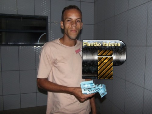 Luiz Henrique com o dinheiro para pagar o parto numa maternidade pública.