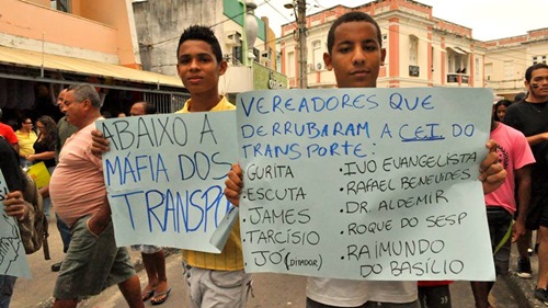 Cartaz usado na manifestação de ontem (sexta, 30). Foto de Maurício Maron.