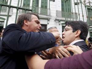 Deputado Jair Bolsonaro discute com o senador Randolfe Rodrigues na entrada da Comissão da Verdade do Senado no prédio do antido DOI-Codi.