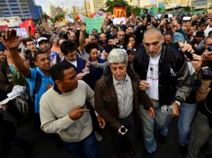 Caco Barcellos sendo expulso de protesto em São Paulo.