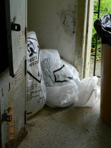 Sem serviço de coleta, o lixo é guardado dentro da Policlínica da Conquista. Foto de Fábio Bomfim.