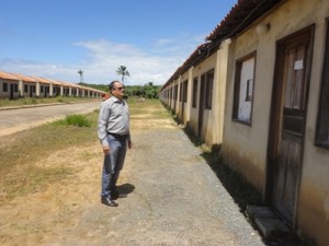 Ivo em visita ao condomínio inacabado.