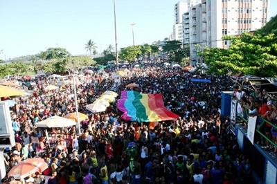 Em 2012, evento levou milhares à Avenida Soares Lopes.