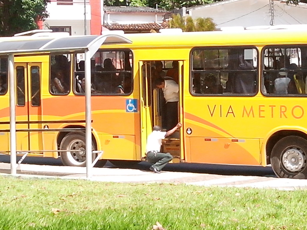 Cena bastante corriqueira em Ilhéus. Elevador de acesso à cadeirantes e pessoas com dificuldade de locomoção, do ônibus da Via Metro, não funciona, para azar de quem necessita deles para adentrar nos coletivos. Foto: Danilo Matos.