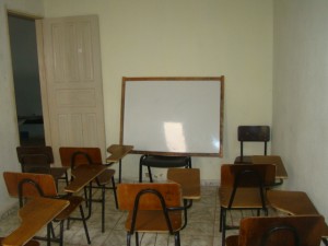 Escola municipal da Ponta da Tulha, zona norte de Ilhéus, funciona precariamente em local improvisado, sem condições de abrigar uma escola.