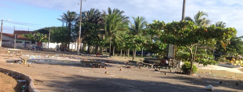 A festa para a Rainha dos Mares, que aconteceu no último domingo (02), em Ilhéus, deixou um rastro de sujeira ignorado pelo poder público. As oferendas a Iemanjá, misturadas ao lixo, continuam na Praia da Maramata, onde rolou a festa apoiada pela prefeitura. E aí Isaac Albagli?