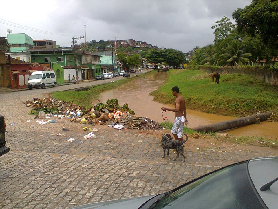 Essa é a situação de uma das vias do bairro do Malhado, em Ilhéus. O lixo, segundo moradores, está acumulado há dias, atraindo ratos, baratas e moscas. Ao lado, só para salientar, é a continuação do córrego de esgoto que corta a avenida Lindolfo Collor, no mesmo bairro. A foto é de Augusto Pinheiro.
