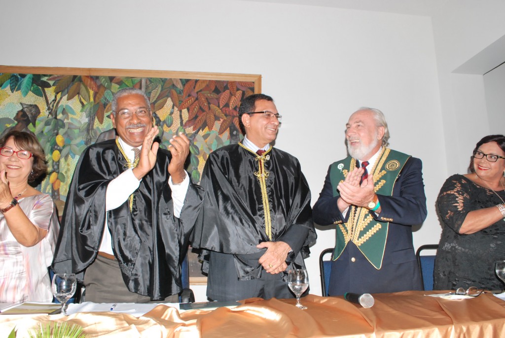 O sorridente presidente da academia de letras de ILhéus, Josevandro Nascimento, batendo palmas para o grane homenageado, o prefeito JAbes Ribeiro.