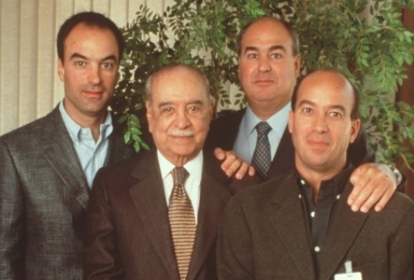 Os irmãos João, Irineu e José ao lado de Roberto Marinho.