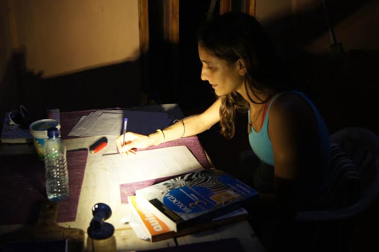 Sem energia em casa, professora enfrenta dificuldades para corrigir as provas durante a noite. Foto: Emílio Gusmão.