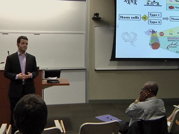 Alexander Birbrair, graduado em Biomedicina na Uesc, durante apresentação do 3MT, na Wake Forest University.