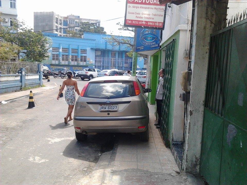 Automóvel estacionado em cima da calçada, na rua 13 de Maio, centro de Itabuna, obriga pedestres a tomarem a via, caso desejem passar. Tá certo isso? Foto: Andrei Sansil/ Ilhéus 24h.