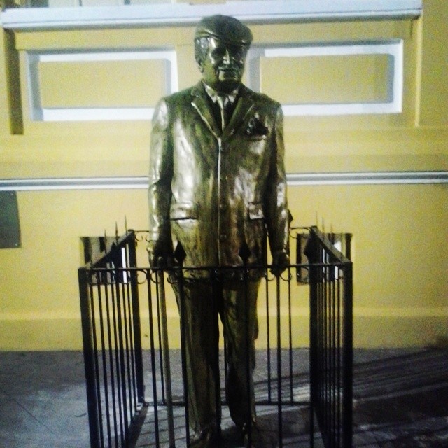 A estátua do escritor grapiúna Jorge Amado, situada n centro histórico de Ilhéus, foi cercada por uma grade. Uma imagem simbólica ante uma gestão municipal que trata com grande descaso a cultura e a educação. Foto: Elisabeth Zorgetz.