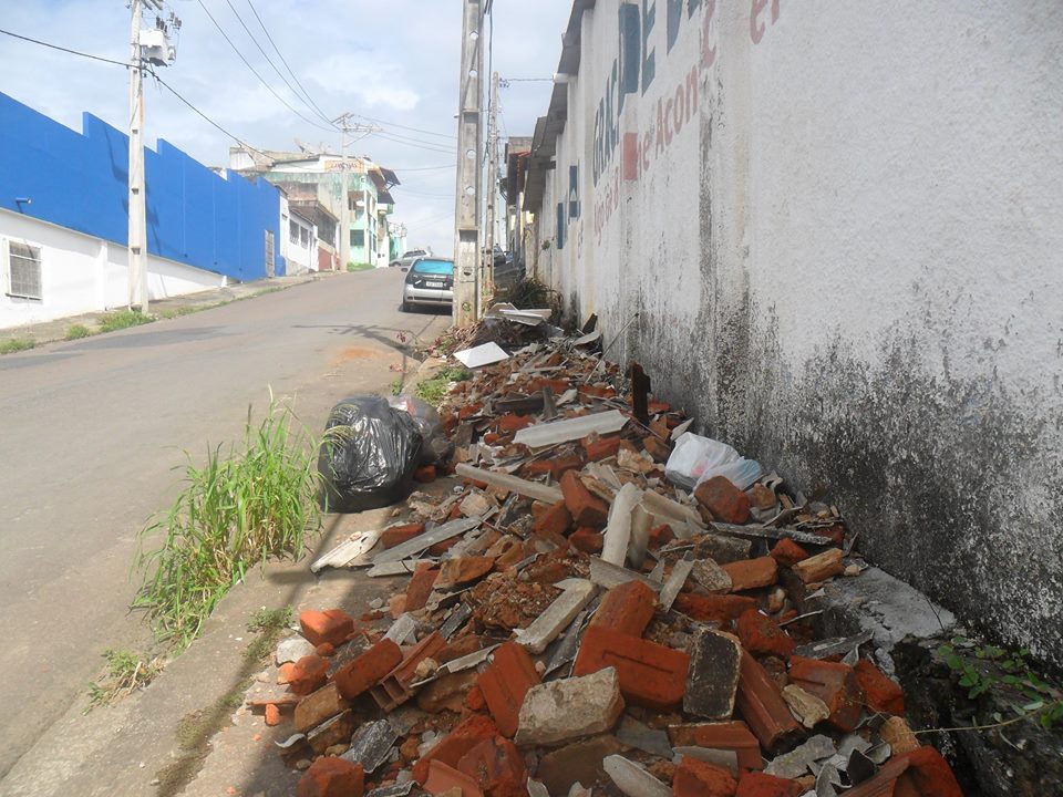 Lixo e entulho na calçada de uma das ladeiras que dão acesso ao hospital regional, via avenida Itabuna. Azar dos pedestres que são obrigados a ser arriscar na rua para prosseguirem. Foto: Paulo César Coutinho.