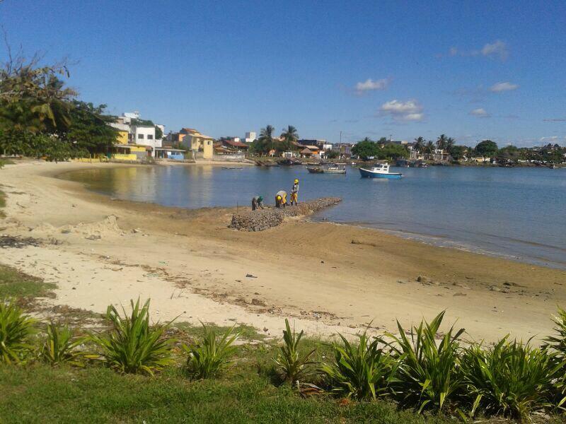 Trabalhadores da obra e construção da nova ponte que ligará o centro de Ilhéus ao bairro do Pontal, já iniciaram os serviços. Na foto, é possível ver o início da construção de uma base de concreto. Foto: Ilhéus 24h.