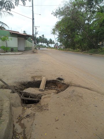 Essa é a situação da via principal do bairro da Ceplus, zona sul de Ilhéus. Uma enorme cratera coloca em risco condutores de veículos e pedestres. Eis que questionamos mais uma vez: Cadê os quase R$ 3 milhões usados para contratar uma empresa que faria o recapeamento asfáltico da cidade? 