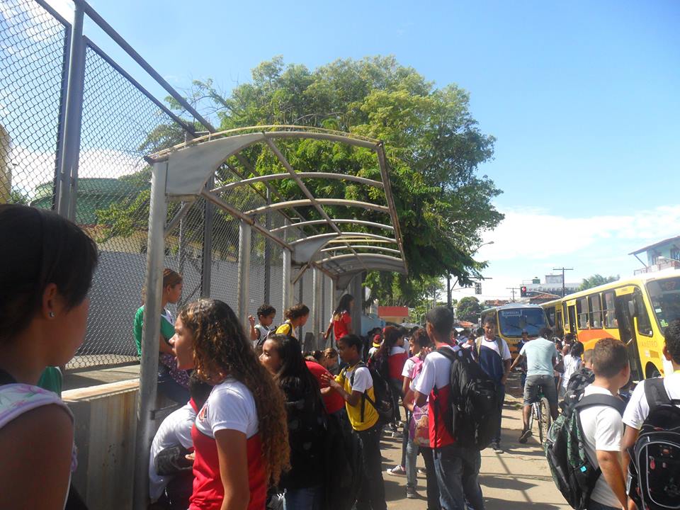 Esse ponto de ônibus, situado na avenida Canavieiras, em Ilhéus, e que serve para cerca de 6 mil alunos do Ceamev e IME esperarem os coletivos, está sem cobertura há mais de dois anos. Se a prefeitura tivesse o mesmo interesse em oferecer pontos dignos aos ilheenses, como tem em agradar as empresas de ônibus, aumentando a passagem, seria um grande avanço. 