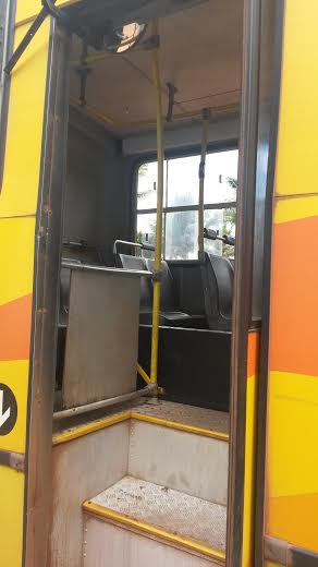 A porta do ônibus da empresa Via Metro, que faz linha entre a central de abastecimento e o distrito ilheense do Santo Antônio, se soltou no meio da estrada. Por sorte dos passageiros, ela caiu para o lado de fora e não feriu ninguém. Um acontecimento simbólico, sucedido um dia após o prefeito Jabes Ribeiro anunciar o aumento da passagem para R$ 2,60, e afirmar que tal viria acompanhado de melhorias no serviço no município. Foto: Cíntia Mendes.