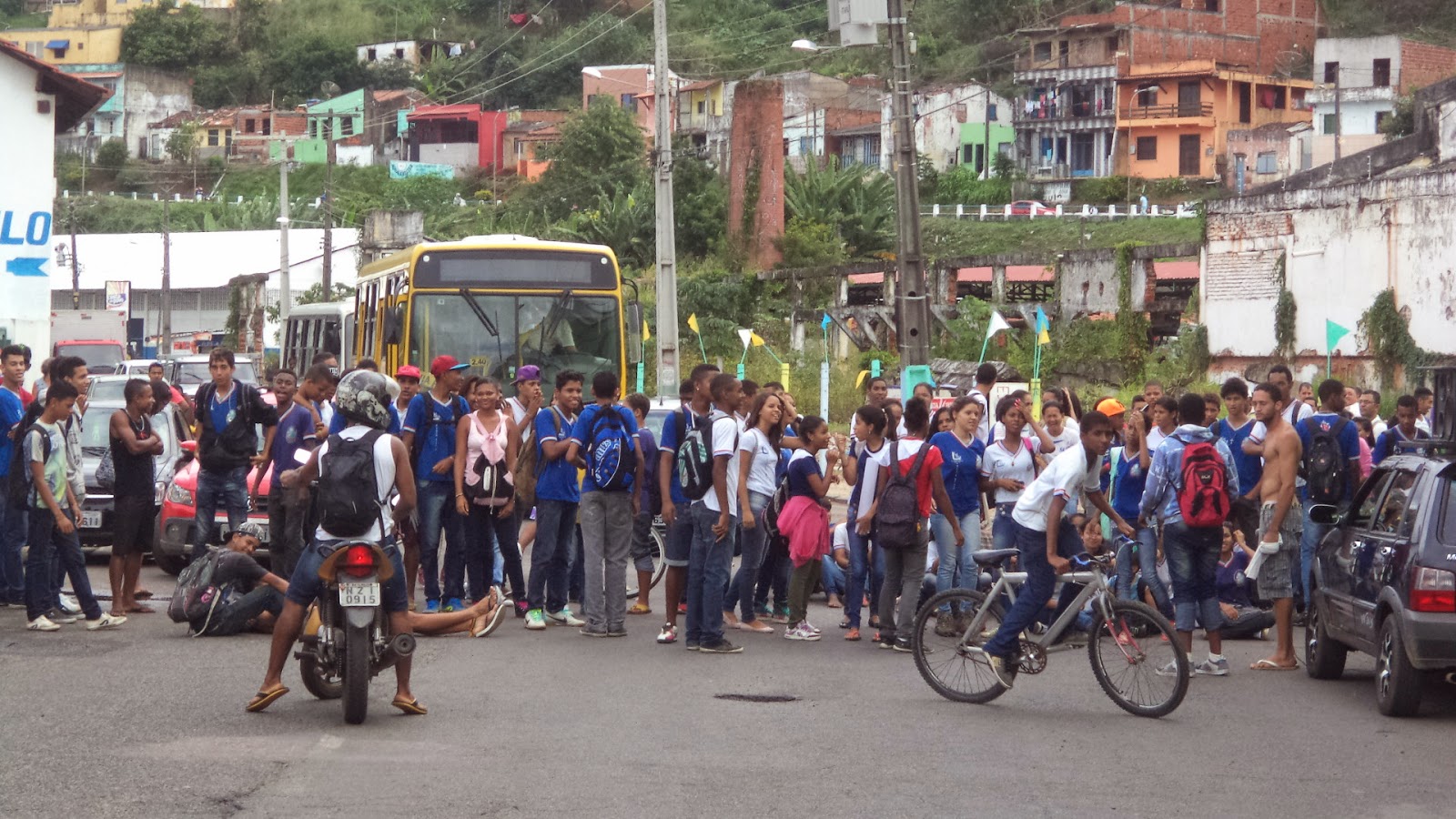 E segue a onda de protesto em Ilhéus, contra o aumento da passagem dos coletivos. Estudantes fecharam uma das pistas de acesso ao terminal rodoviário local, impedindo a entrada dos ônibus. Um grande engarrafamento se formou na ocasião. A tarifa, segundo decisão do prefeito Jabes Ribeiro, custará, a partir de domingo, R$ 2,60. Foto: Jerbeson Josúe/ Rumas em Notícias.