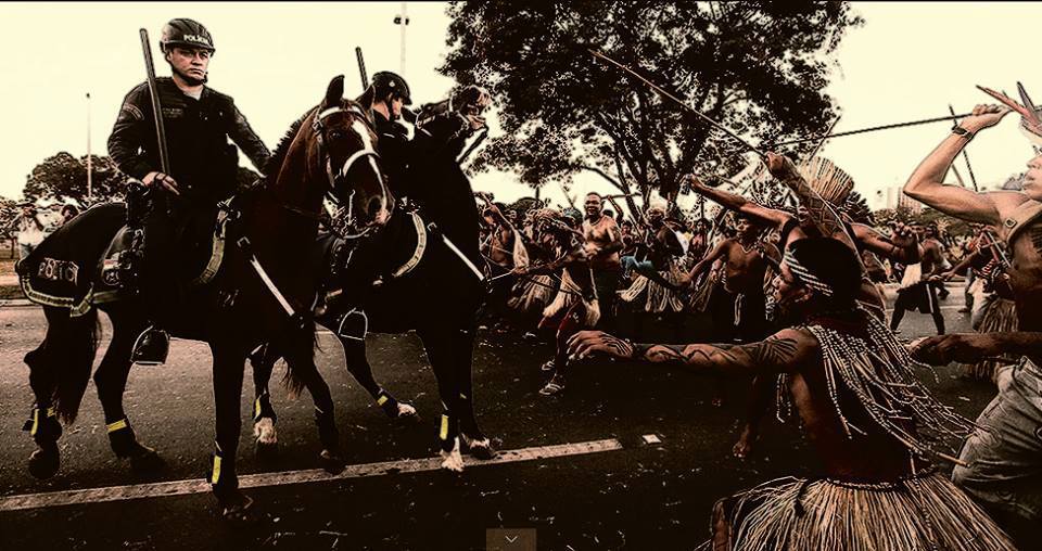 Protesto de indígenas em Brasília, na terça-feira (27). A imagem, de autor não identificado por nós, correu o mundo, e remete à várias situações históricas que se sucederam no país. 