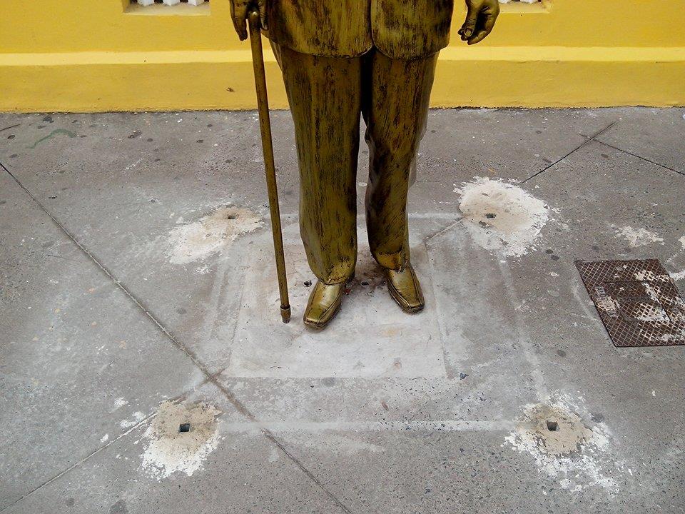 Ontem publicamos uma imagem da estátua de Jorge Amado, situada no centro histórico de Ilhéus cerca por uma grade. Porém, segundo informações, a tal grade é removível. Ou seja, durante o dia, o escritor grapiúna fica livre
