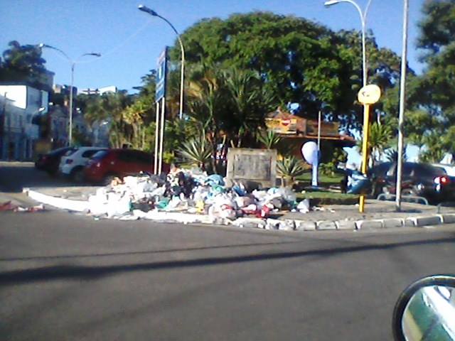 Essa foi a sensação que tiveram comerciantes e moradores das redondezas da praça José Marcelino, na avenida 2 de Julho, em Ilhéus. Como é possível ver na imagem, a grande quantidade de sacos de lixo é sinal de que ele não vem sendo recolhido devidamente. E isso é no centro da cidade. Imaginemos como deve estar a situação em outras localidades... Foto: Waldemir Correia.