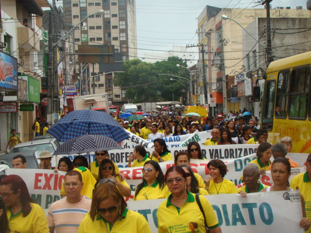 Professores tomaram as ruas de Ilhéus hoje pela manhã. 