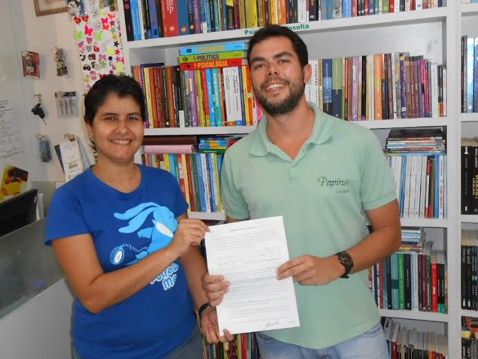 Coordenadora de Comunicação do TPI, Karoline Vital e o gerente da Papirus Livraria, Bruno Vita.