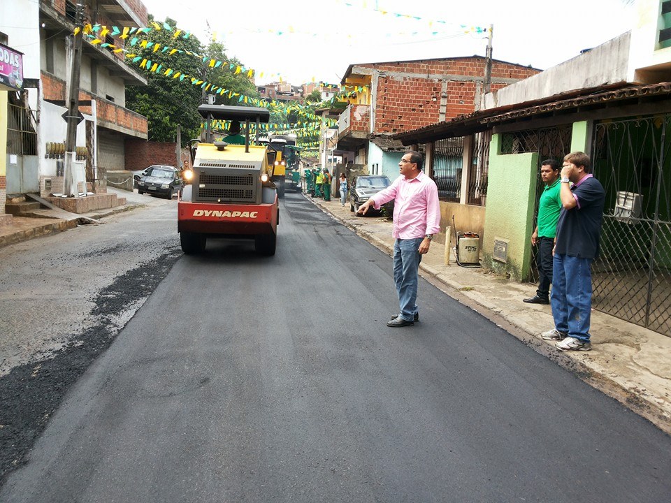 O prefeito Jabes Ribeiro na tarde de hoje (10), acompanhando as obras de recapeamento asfáltico na avenida Princesa Isabel. Tal obra é do governo do estado da Bahia, e nada tem a ver com a prefeitura de Ilhéus. Foto: Luizinho Nascimento.