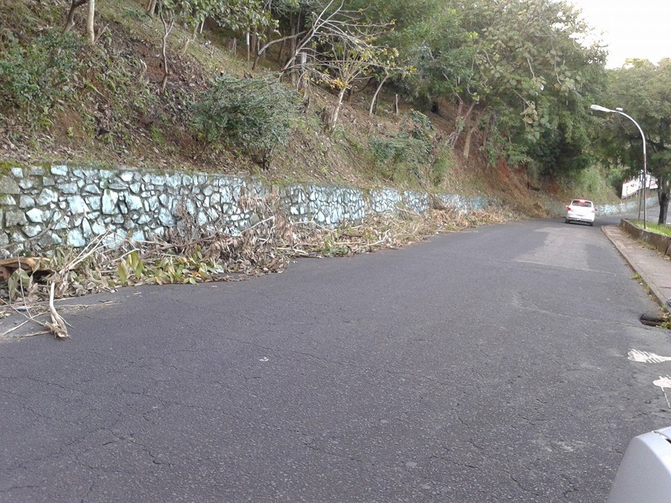 Vejam só que situação. A prefeitura de Ilhéus manda capinar a encosta do alto do Teresópolis, e deixa o rastro de sujeira largado no acostamento da ladeira. Ou seja, um serviço feito "nas coxas", que oferece risco aos condutores de veículos e, em especial, aos pedestres que por lá transitam. São coisas da nossa Ilhéus.