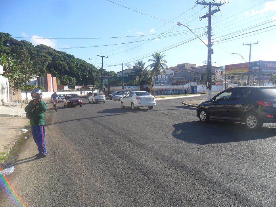 Em contato com a nossa redação, alertou às autoridades competentes sobre o grande risco existente nesse entroncamento, entre a avenida ACM e a Litorânea Norte, no bairro do Malhado, em Ilhéus. Segundo ele, há uma necessidade urgente de colocar semáforo e faixa de pedestre no local, pois os acidentes são constantes. 