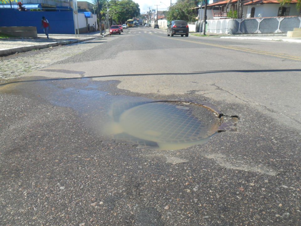 Esse esgoto está, há cinco dias, vazando na avenida Canavieiras em Ilhéus. Um grande incômodo para moradores e transeuntes. Uma intervenção se faz necessária, mas, em se tratando de Ilhéus, é bem provável que tal situação prossiga por tempo indeterminado. Foto: Paulo César Coutinho.