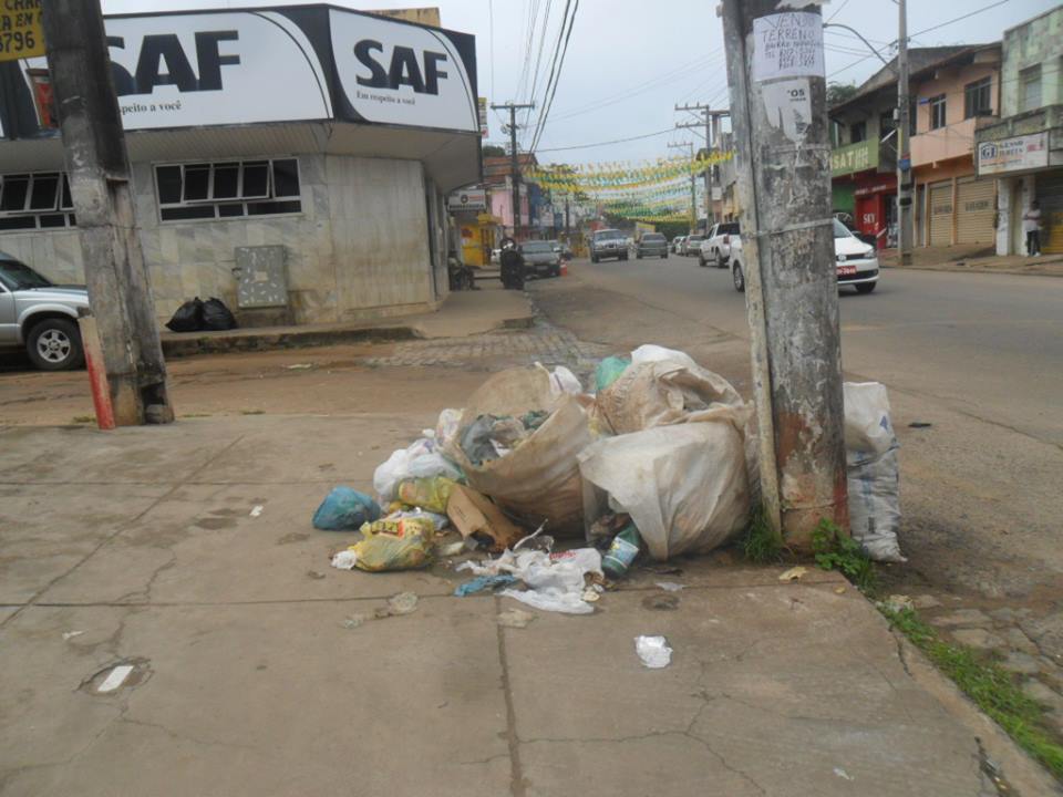 Esse amontoado de lixo, presente na avenida Itabuna, nas proximidades do SAF, estava, pelo menos até o final da tarde dessa terça-feira (15), há exatos três dias sem ser recolhido. O mau cheiro incomodava e os dejetos atraiam ratos, insetos e urubús. Qual a explicação para esse tipo de situação, visto que a prefeitura gasta rios de dinheiro em contratos com as empresas contratadas para recolher o lixo? São coisas da nossa Ilhéus. Foto: Paulo César Coutinho.