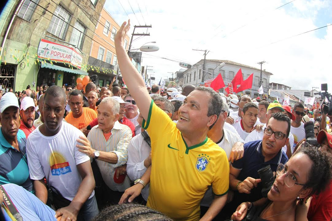 O pré-candidato ao governo da Bahia, Rui Costa (PT), hoje, durante os festejos ao Dois de Julho, em Salvador.