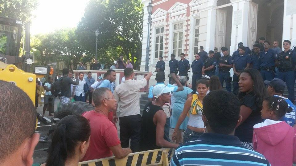 Revoltados com uma ação promovida por fiscais da prefeitura de Ilhéus e guardas municipais, vendedores ambulantes que trabalham no centro da cidade, realizaram  protesto na manhã de hoje, em frente ao palácio Paranaguá.; Os ambulantes afirmam que suas mercadorias foram apreendidas, e que necessitam delas para sobreviver e sustentar suas famílias. Foto: Raphael Estevan.