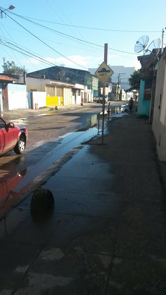 Basta quelauer chuvinha que as ruas do bairro da Barreira, zona sul de Ilhéus, a exemplo de várias outras da cidade, se transformam em espécies de "balneários". Nessas horas, quem se arriscar passar por lá, está sujeito a tomar um nada aprazível banho de água empoçada, caso algum veículo passe. O problema também aflige as casas, que são agraciadas com a sujeira em suas  fachadas. Foto: Raphael Estevan. 