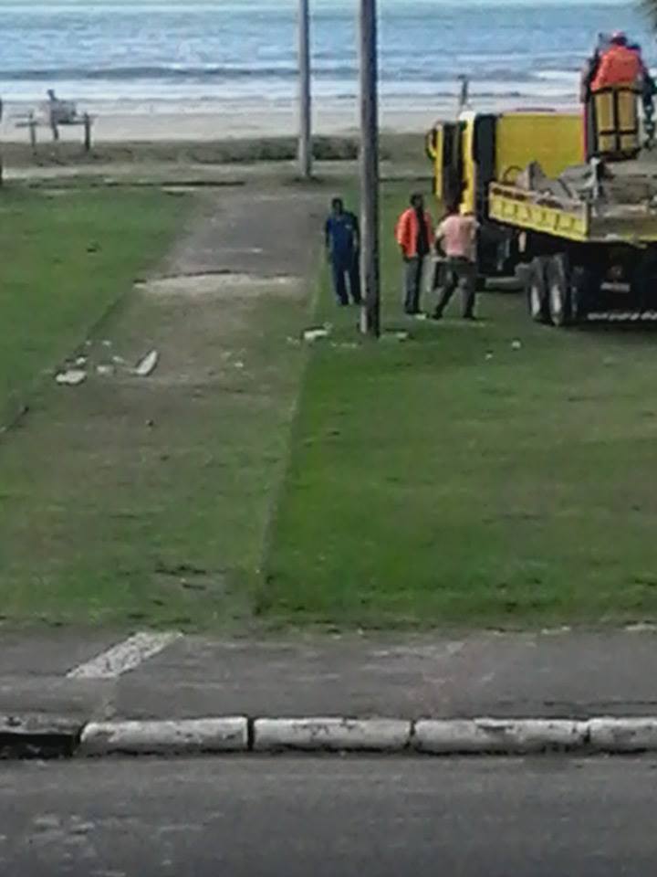 Nessa foto, nos enviada por  um leitor, é flagrado alguns homens da prefeitura retirando lâmpadas quebradas em postes da avenida Soares Lopes, e deixando os cacos de vidro no local. Agora imaginemos que crianças resolvam brincar na área e por descuido se cortem com os cacos. É muita falta de bom senso por parte dos autores do descuido. Foto: Romulo Fabrício. 