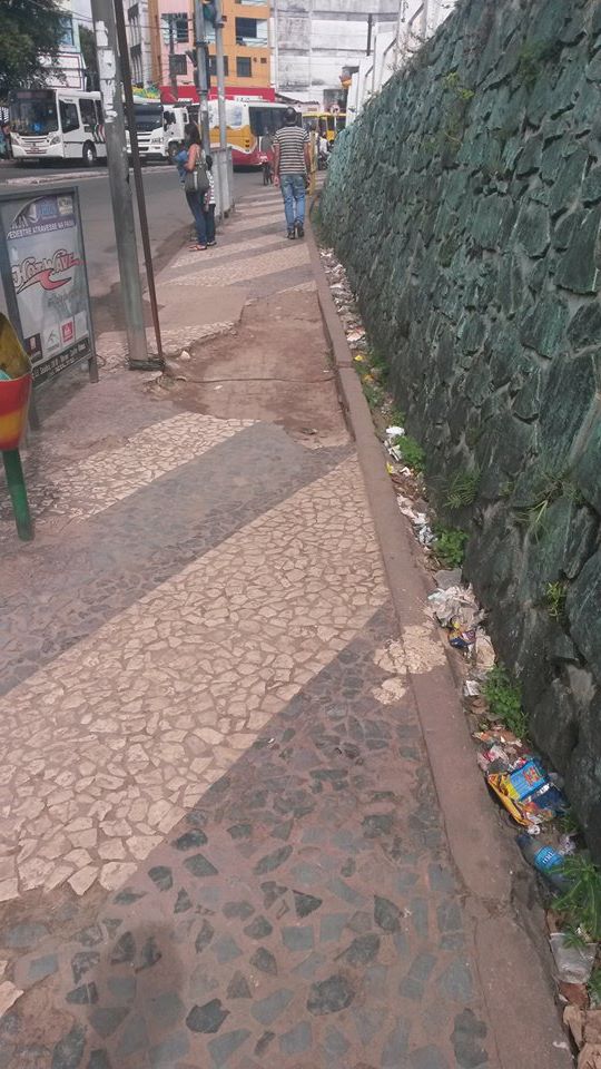 De um lado a prefeitura, ineficiente no quesito "manter as calçadas com condições de serem usadas". Do outro o rastro de sujeira adeixado por alguns ilheenses, que acreditam piamente que lugar de lixo é na rua. Foto: Raphael Estevan.