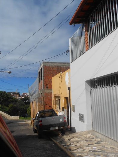 Construção está após ao carro. Como é possível ver, a obra invade a calçada.