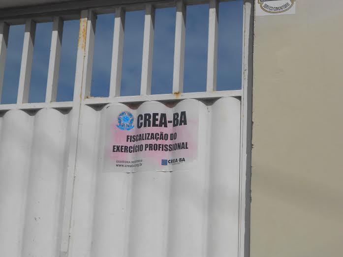 Placa do CREAS-BA, autoriza a obra que invade a calçada.