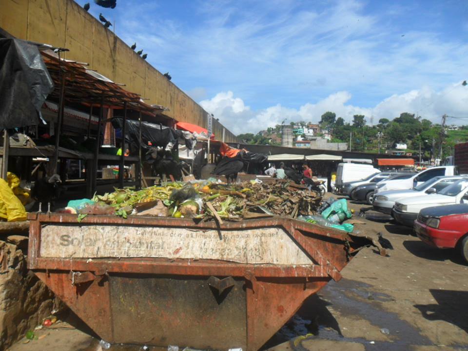 Diversos comerciantes da central de abastecimento do Malhado, reclamam da grande concentração de lixo no local. Eles exigem da prefeitura uma solução, para que os dejetos não fiquem por tanto tempo expostos, próximos aos boxes onde alimentos são comercializados. Foto: Paulo César Coutinho.